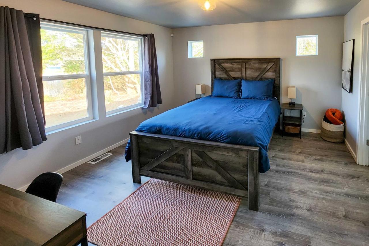 Canal Cottage Retreat With Dock And Waterfront Views Ocean Shores Exterior photo